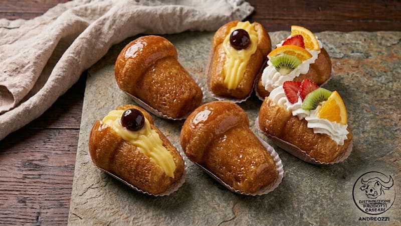 Babà monoporzione farciti in gusti diversi su un piatto