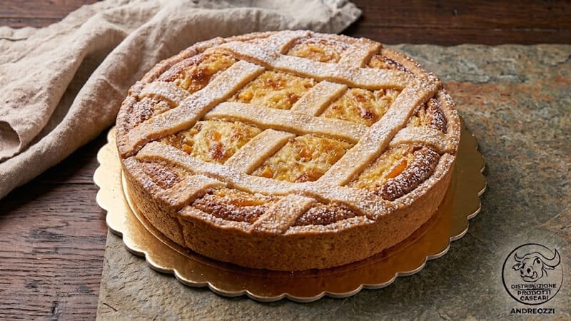 Una pastiera napoletana intera con la grata di frolla