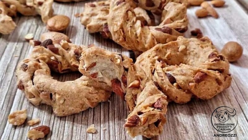 Taralli intrecciati con mandorle su un tavolo di legno